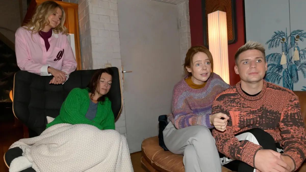 Alicia (Josefin Bressel) Lilly (Iris Mareike Steen) Toni (Olivia Marei) Moritz (Lennart Borchert): Alle können endlich entspannen, ganz besonders Lilly (Iris Mareike Steen), die mit ihrer Bulimie zu kämpfen hat.