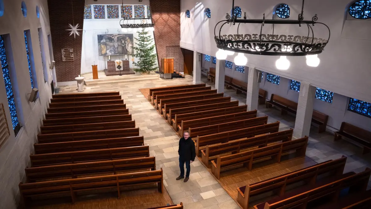 Pfarrer Christoph Wiborg in der Eberhardskirche so wie sie jetzt aussieht. Die Kirchenbänke werden mit dem Umbau rauskommen, zudem wird die Kirche deutlich heller werden.