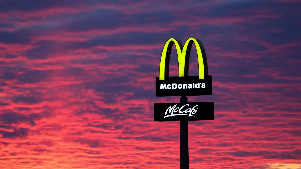 Der Abendhimmel leuchtet hinter einem McDonald's-Logo. McDonald's gibt am 25.04.2023 Zahlen für das 1. Quartal bekannt. +++ dpa-Bildfunk +++