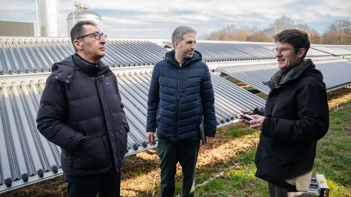 Cem Özdemir in Tübingen auf Wahlkampf-Tour vor der Landtagswahl 2026 in Baden-Württemberg: Interessiert schaut er sich mit Oberbürgermeister Boris Palmer den Solarthermie-Park Au an, David Pätzold von den Stadtwerken Tübingen erklärt die Anlage.