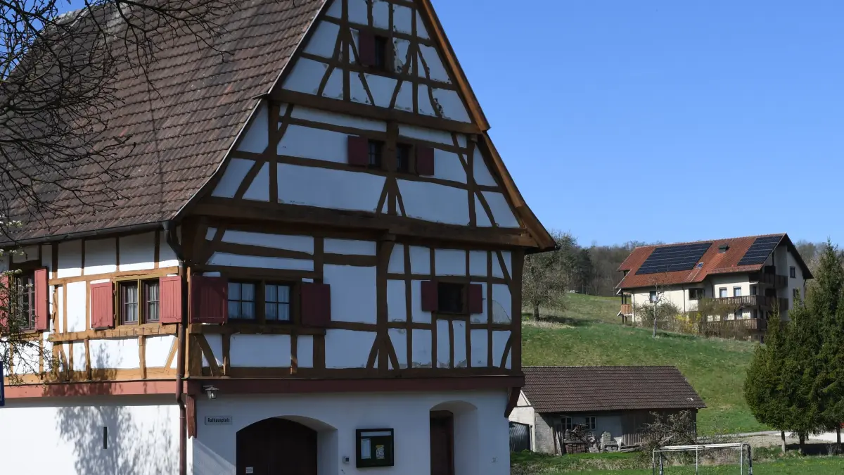 Die Fassade des Rathauses Indelhausen soll im laufenden Jahr saniert werden.