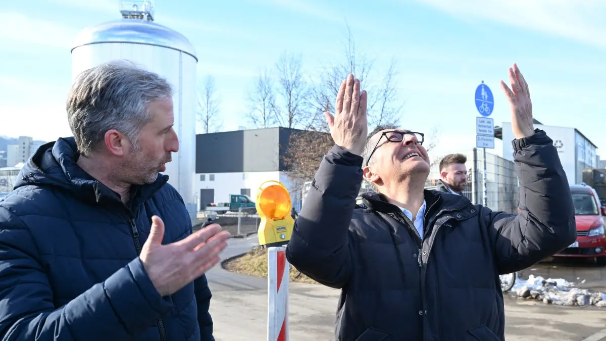 Treffen von Özdemir und Palmer in Solarthermie-Park Tübingen: 27.01.2026, Baden-Württemberg, Tübingen: Der Tübinger Oberbürgermeister Boris Palmer (parteilos, l) und Cem Özdemir, (Bündnis 90/Die Grünen), Spitzenkandidat für die Landtagswahl in Baden-Württemberg 2026, besuchen gemeinsam den neu gebauten Solarthermie-Park Au. Foto: Bernd Weißbrod/dpa +++ dpa-Bildfunk +++
