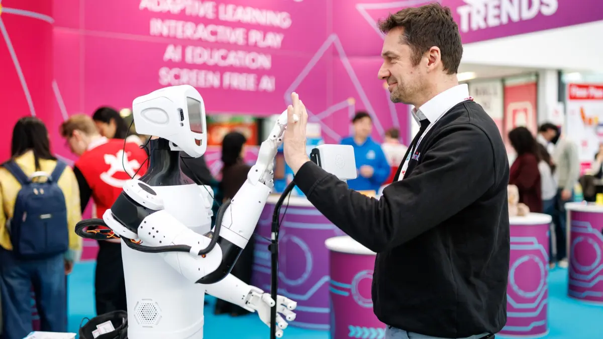 75. Spielwarenmesse: 27.01.2026, Bayern, Nürnberg: Der humanoide Roboter pib.rocks (l) ist zur Eröffnung der 75. Spielwarenmesse ausgestellt. Der Roboter wird mithilfe von 3D-Drucktechnologie und handelsüblichen elektronischen Komponenten selbst gebaut. Das Open-Source-Projekt richtet unter anderem an Schulen und Forschung, um Robotik und KI zugänglich zu machen. Auf der nach Angaben der Veranstalter weltgrößten Messe zeigen Hersteller aus zahlreichen Ländern Trends und Neuheiten. Foto: Daniel Karmann/dpa +++ dpa-Bildfunk +++