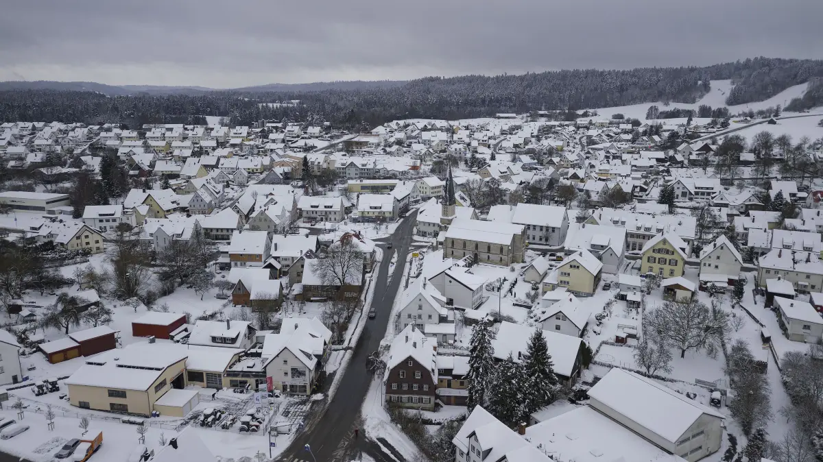 Eine dicke Schneedecke bedeckt Gschwend am Montagmittag. Zumindest die Straßen sind zu diesem Zeitpunkt wieder vom Gröbsten befreit und befahrbar.