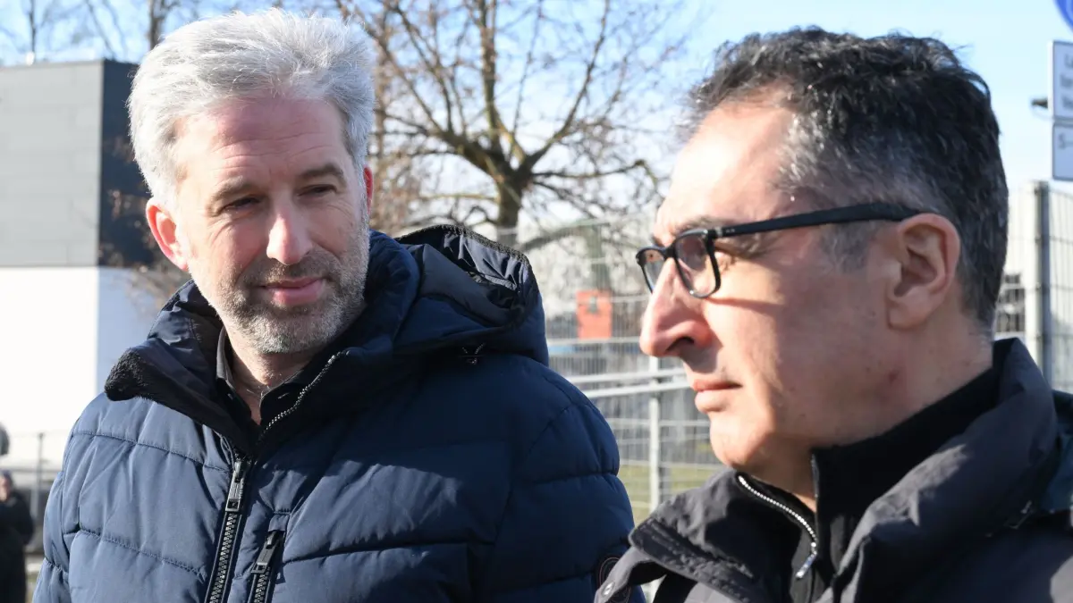 Treffen von Özdemir und Palmer in Solarthermie-Park Tübingen: 27.01.2026, Baden-Württemberg, Tübingen: Der Tübinger Oberbürgermeister Boris Palmer (parteilos, l) und Cem Özdemir, (Bündnis 90/Die Grünen), Spitzenkandidat für die Landtagswahl in Baden-Württemberg 2026, besuchen gemeinsam den neu gebauten Solarthermie-Park Au. Foto: Bernd Weißbrod/dpa +++ dpa-Bildfunk +++
