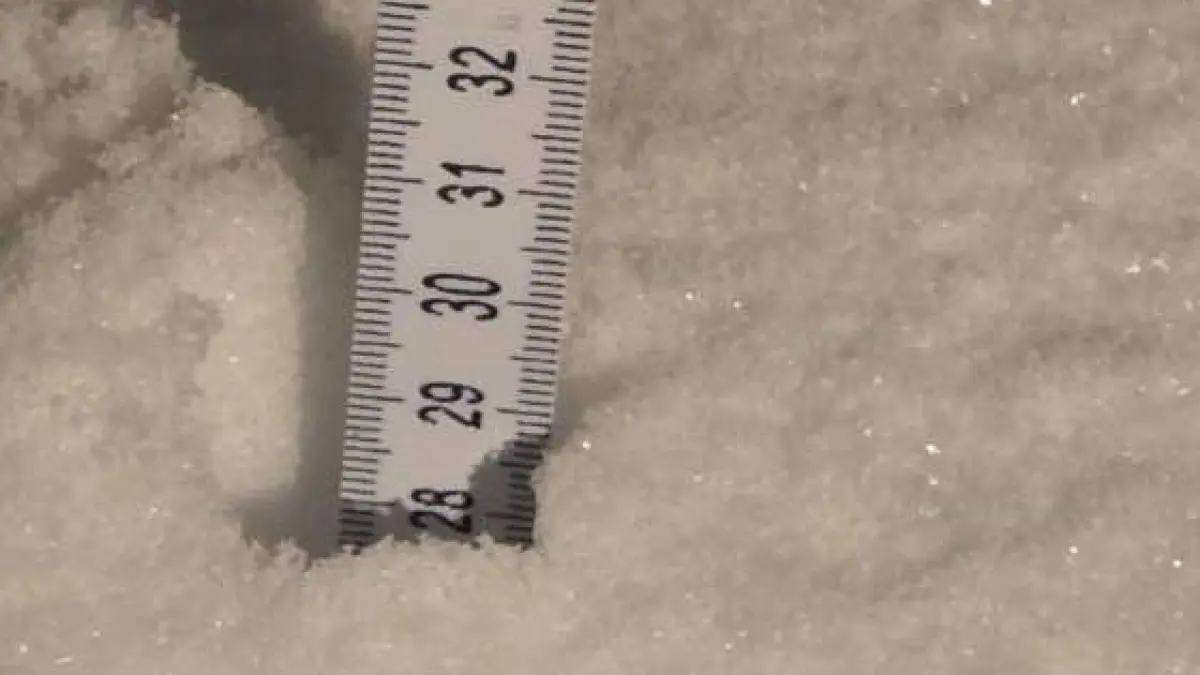 Rund 30 Zentimeter Neuschnee misst der Zollstock von Robert Kos.