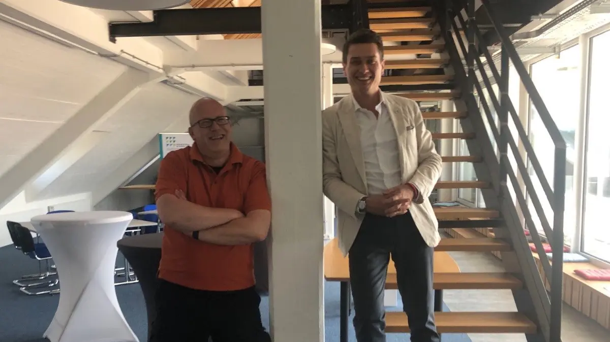 Digital Hub Horb: Der Horber Standortleiter Thomas Hegenauer (links) und der Horber Wirtschaftsförderer Dejan Micic im Digital Hub auf dem Kasernenareal.
