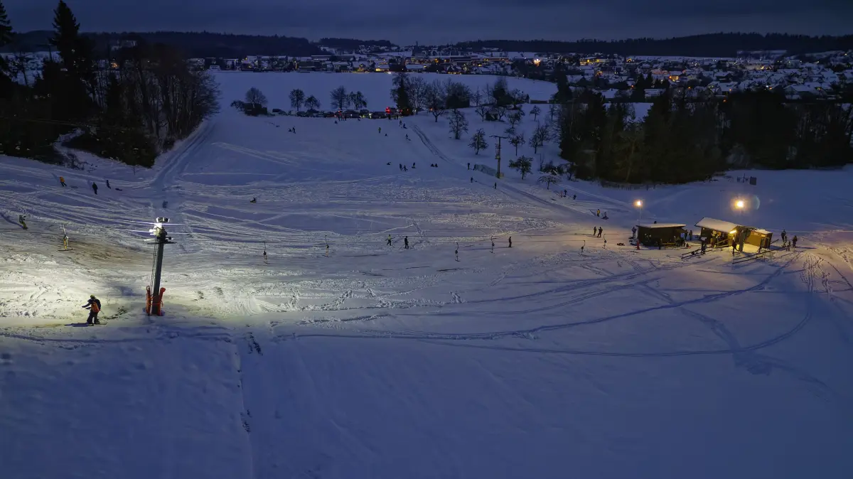 Liftparkplatz und Rodelbahn in der Bildmitte, die Talstation rechts