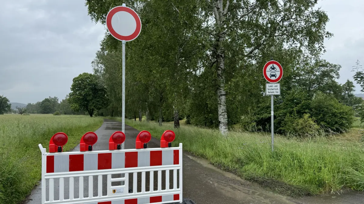 Aufgrund hoher Pegelstände wurde der Feldweg entlang der Starzel am 1. Juni 2024 zwischenzeitlich gesperrt. 2026 will die Gemeinde in Hochwasserschutz investieren, angeschafft werden soll ein mobiler Hochwasserschutz.