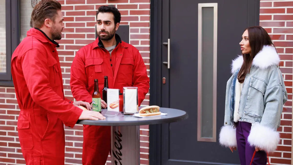 Bambi (Ben Heinrich, l.) braucht einen Erfolg und versucht, Samira (Samira Yavuz) als Sinas neue MFA zu gewinnen. In der Mitte Baris (Metehan Demiröz)