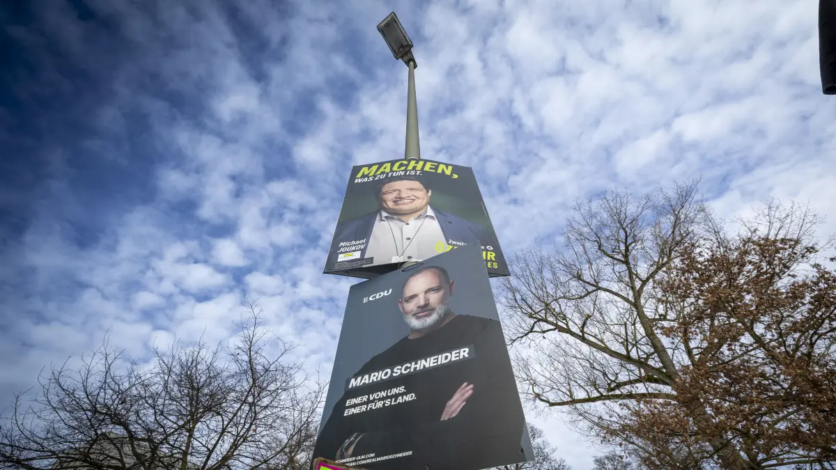 Wahlplakate hängen in der Stadt