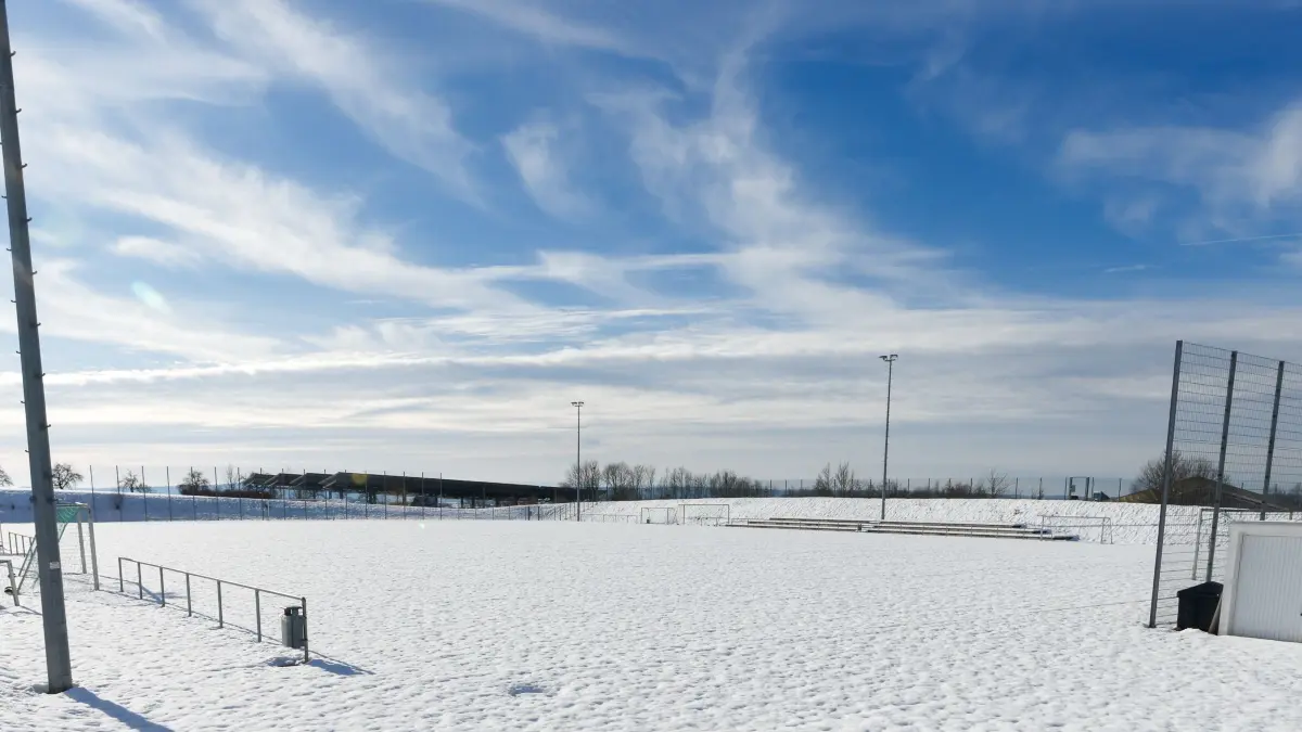 Kunstrasen Schenkensee, Schnee, Winter, Wintervorbereitung, Fußball