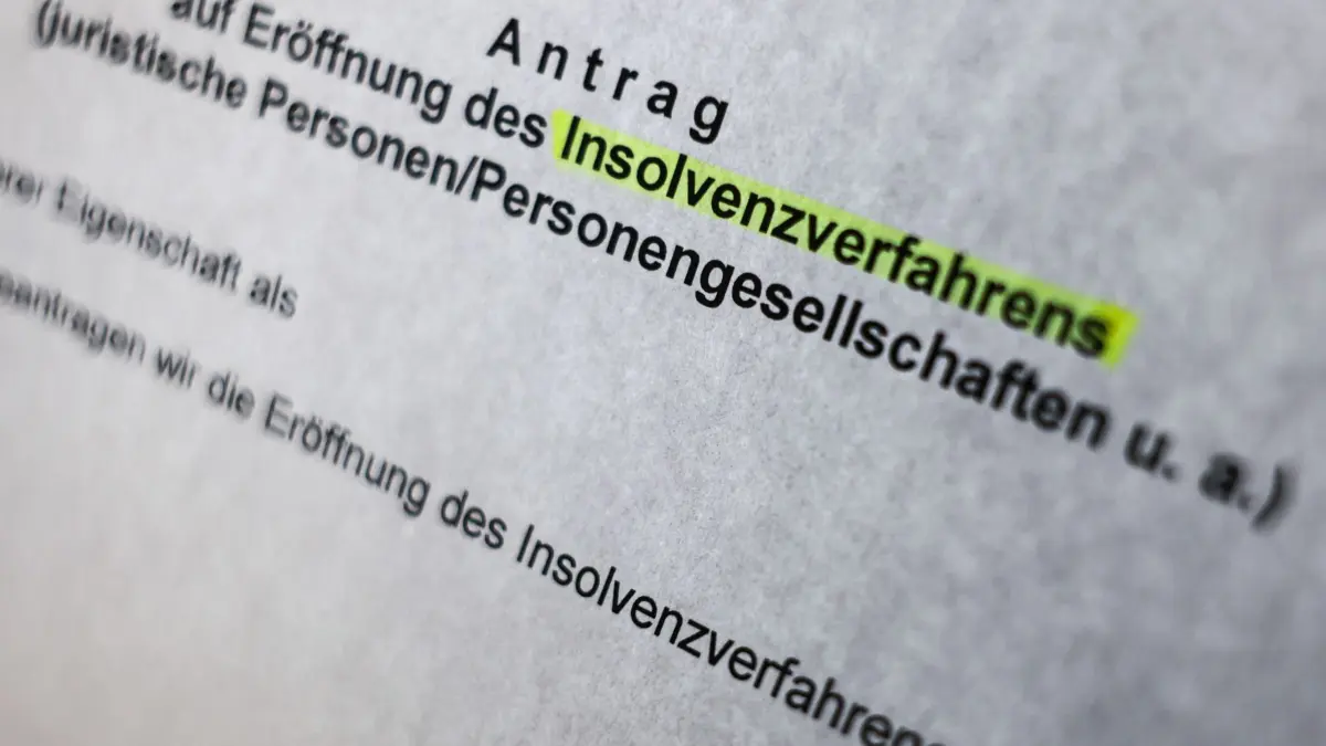 Insolvenz: ILLUSTRATION - 29.04.2024, Nordrhein-Westfalen, Köln: Das Wort Insolvenzverfahren ist auf einem Formular für einen Insolvenzantrag für Personengesellschaften und juristische Person unterstrichen. (zu dpa: «Erneut mehr zahlungsunfähige Unternehmen in Niedersachsen») Foto: Oliver Berg/dpa +++ dpa-Bildfunk +++
