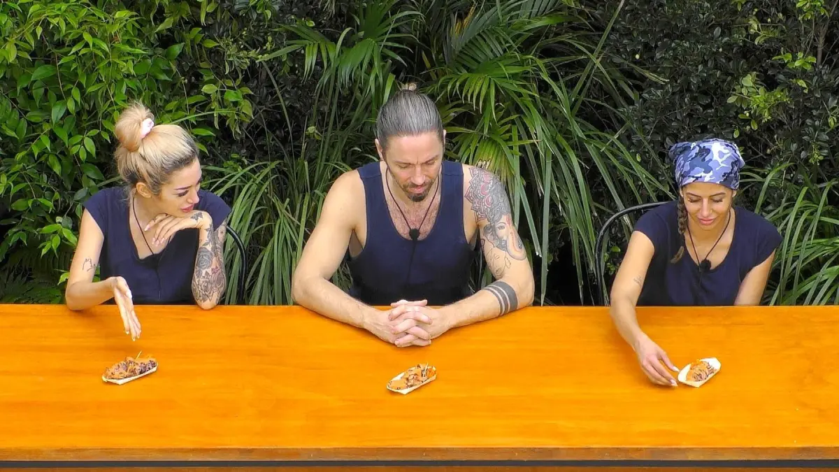 Ariel (l.), Gil und Eva mussten pro Gang unterschiedlich große Portionen essen.