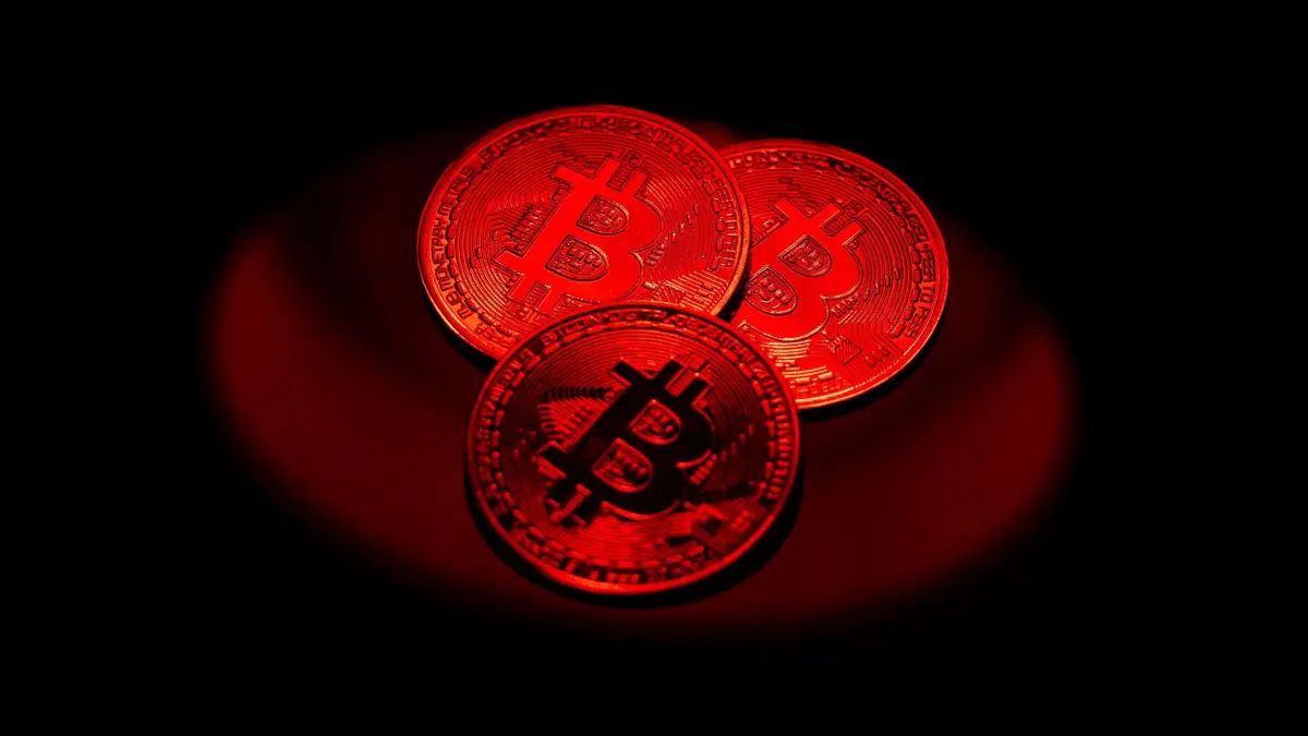 Bitcoin-Münzen liegen auf einem Tisch: ARCHIV - 28.02.2024, Berlin: Münzen der Kryptowährung Bitcoin. (zu dpa: «Finanzaufsicht nimmt Finfluencer ins Visier») Foto: Hannes P Albert/dpa/dpa-tmn +++ dpa-Bildfunk +++