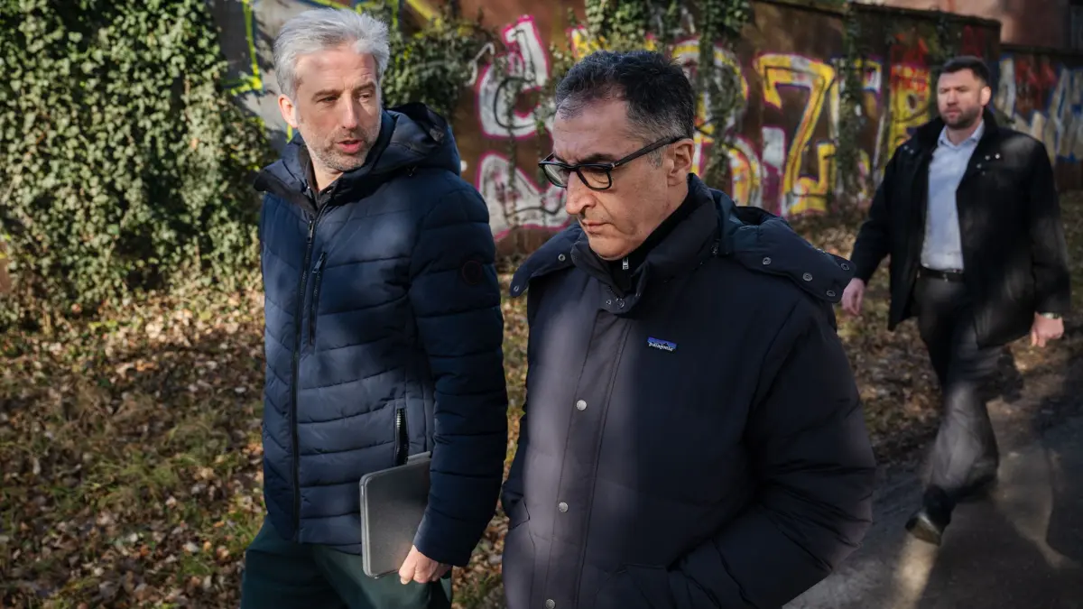 Grünen-Spitzenkandidat Cem Özdemir in Tübingen auf Wahlkampf-Tour vor der Landtagswahl 2026 in Baden-Württemberg: Mit Oberbürgermeister Boris Palmer schaut er sich den Solarthermie-Park Au an.
