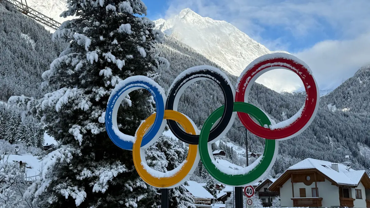 Olympische Ringe: 26.01.2026, Italien, Antholz: Am Straßenrand der Gemeinde Antholz, wo die Biathlonwettbewerbe der Olympischen Winterspiele 2026 stattfinden, stehen die Olympischen Ringe im Schnee. (zu dpa: «Zurück in die Alpen: Winterspiele kommen heim») Foto: Christoph Sator/dpa +++ dpa-Bildfunk +++