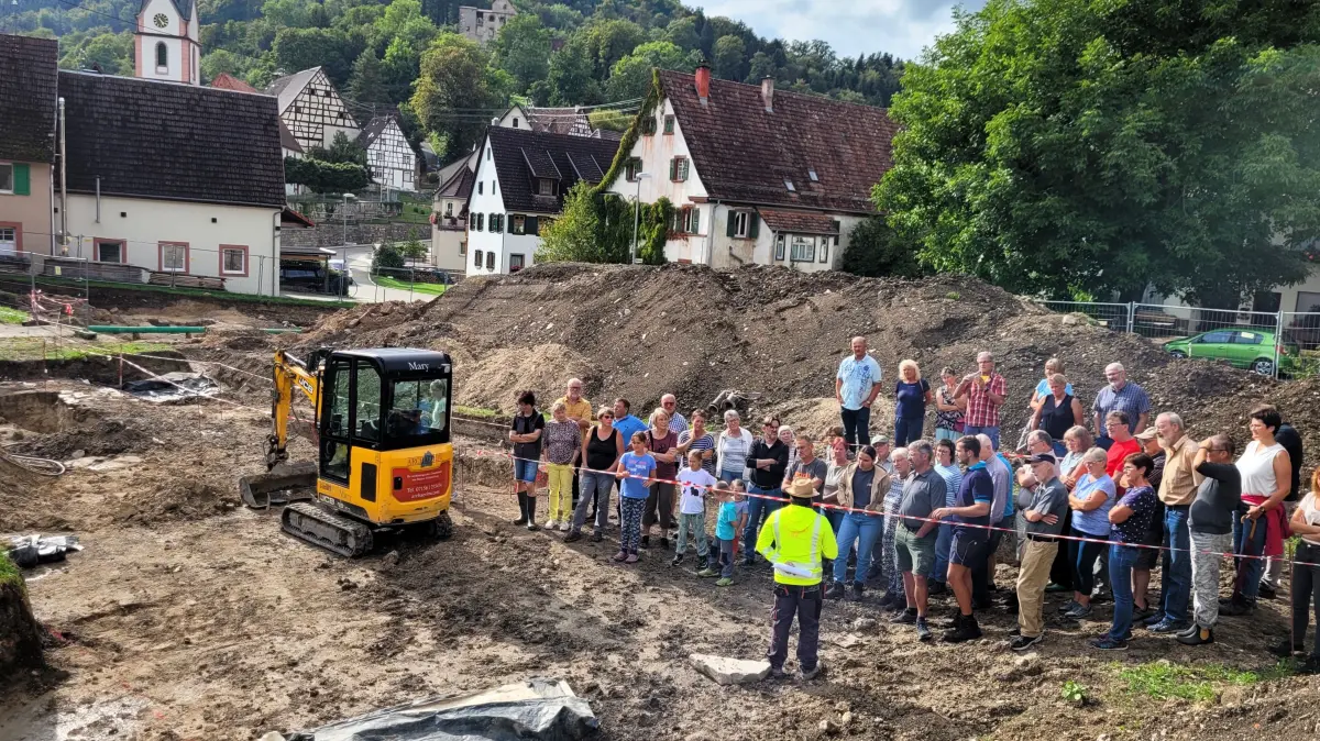 Grabungen Dießen: Vorsicht: Dieses Foto ist möglicherweise nur für den einstigen Verlag Schwäbisches Tagblatt verwendbar. Viele Interessierte ließen sich nicht von der schlammigen Grabungsstätte abschrecken. Bild: Stadt Horb