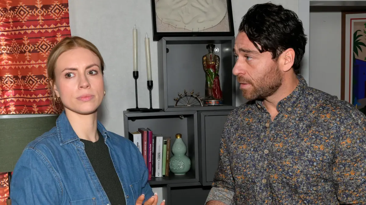 Zoe (Lara Dandelion Seibert) und Carlos (Patrick Fernandez) teilen sich ein düsteres Geheimnis.