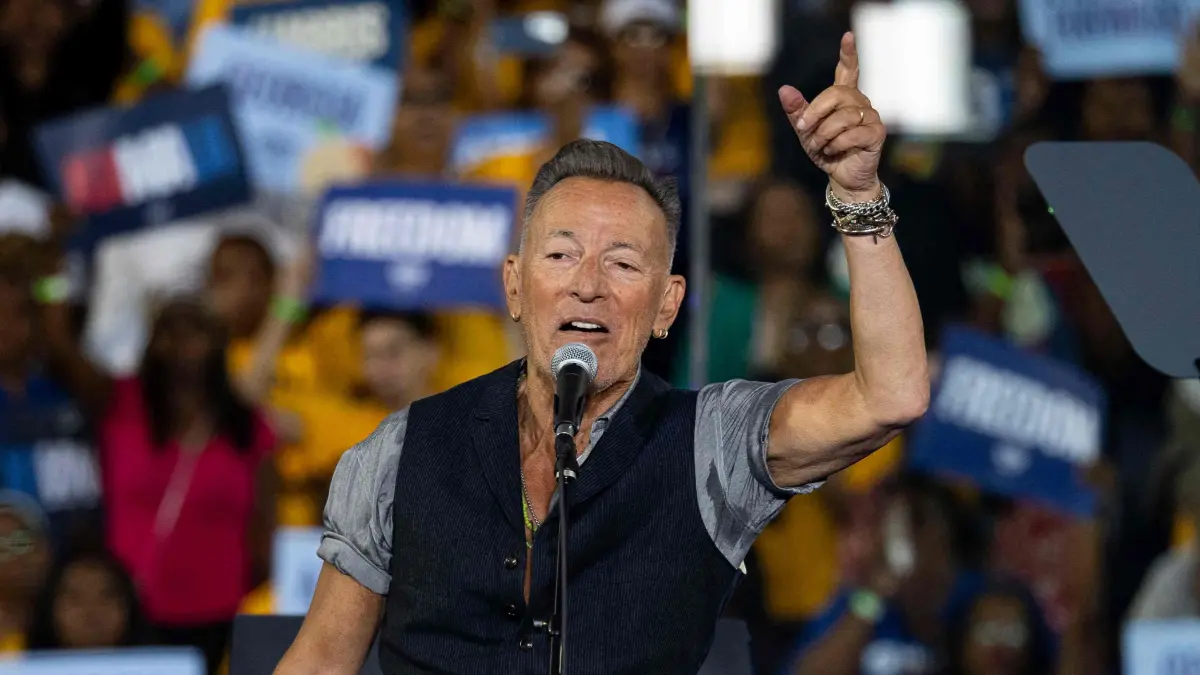 Bruce Springsteen lanza mordaz canción contra acciones de „los matones federales de Trump“: (FILES) US singer-songwriter Bruce Springsteen performs during a campaign event for US Vice President and Democratic presidential candidate Kamala Harris at James R Hallford Stadium in Clarkston, Georgia on October 24, 2024. Rock musician Bruce Springsteen released “Streets of Minneapolis” on January 28, a protest song in which he criticizes Donald Trump’s anti-immigration campaign and the actions of federal agents that recently left two people dead in the United States. (Photo by CHRISTIAN MONTERROSA / AFP)