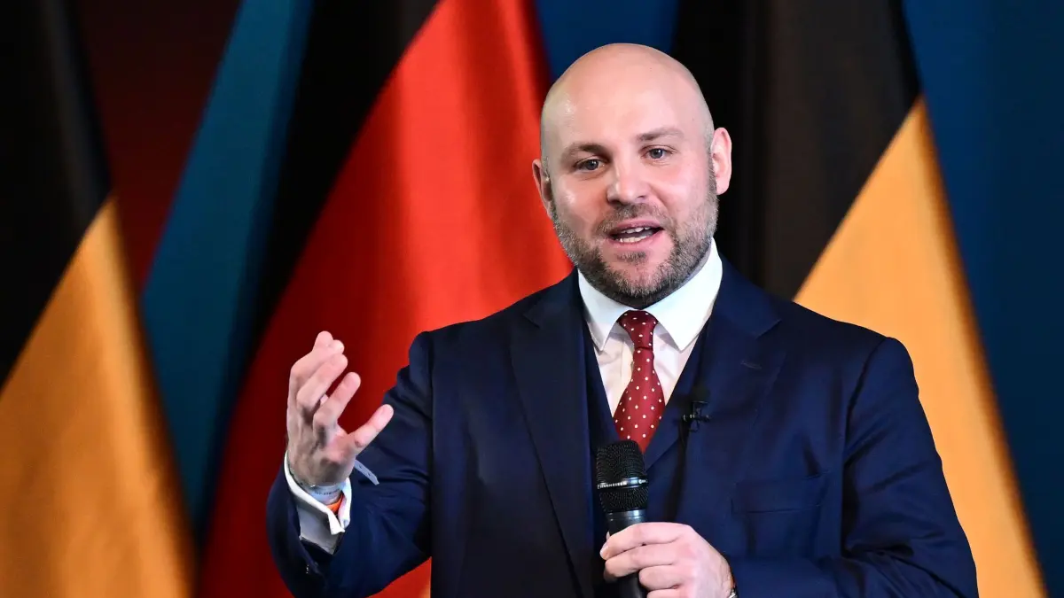 AfD-Landesparteitag: ARCHIV - 23.11.2025, Baden-Württemberg, Hechingen: Markus Frohnmaier, der Spitzenkandidat der AfD für die Landtagswahl in Baden-Württemberg 2026, spricht beim Landesparteitag der AfD. (zu dpa: «AfD-Spitzenkandidat fordert mehr Disziplin im Schulalltag») Foto: Bernd Weißbrod/dpa +++ dpa-Bildfunk +++