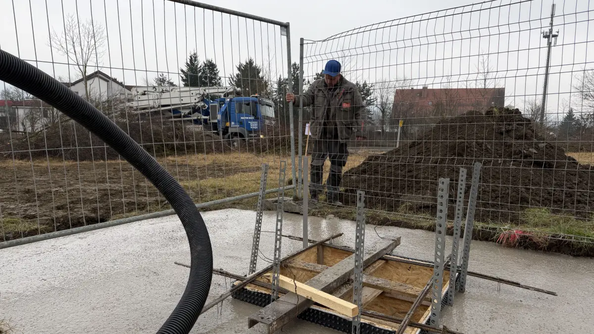 Die Arbeiten am Fundament für den Werbepylon an der B27 sind am Mittwochnachmittag beendet worden. Nun muss der Beton aushärten.