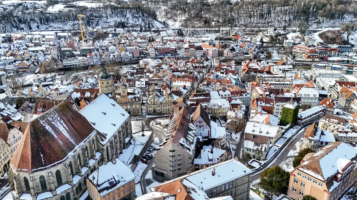 Schwäbisch Hall - Altstadt im Winter - Schnee bedeckt die Dächer - Drohne - Luftbild - Vorne ist die Kirche St. Michael zu sehen