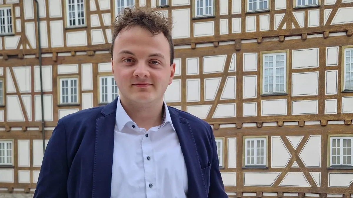 Luca Köngeter aus Gaildorf, Landtaskandidat der FDP im Wahlkreis Schwäbisch Hall, vor dem Alten Schloss in Gaildorf