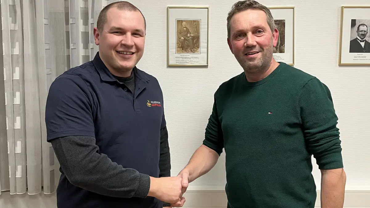 Wechsel an der Spitze der Feuerwehr Wolpertshausen: Moritz Gehring (links) löst Matthias Frank als Kommandant ab.