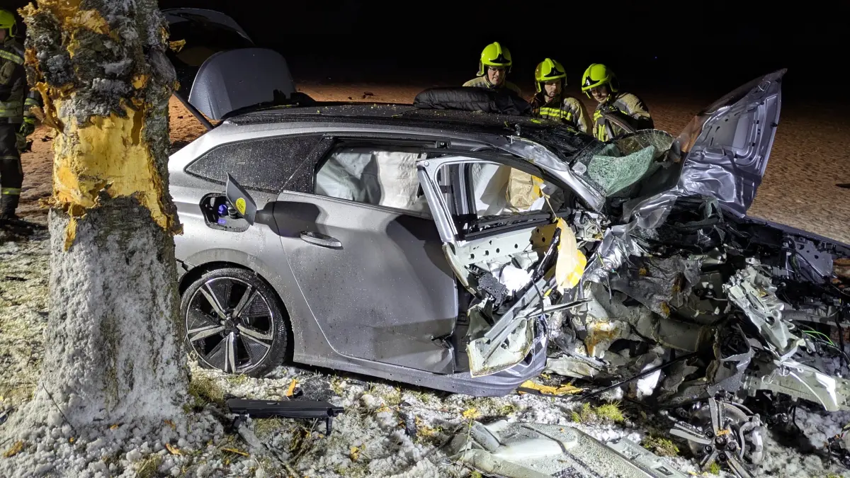 Verkehrsunfall in Münsingen: Durch die Wucht des Aufpralls wurde der Peugeot bis zur Fahrzeugmitte eingedrückt. Der 30-Jährige zog sich schwere Verletzungen zu und wurde durch den Rettungsdienst in eine Klinik gebracht.