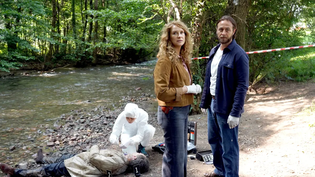 In „Der Bozen-Krimi – Teuflische Strafe“ ermitteln „Capo“ Sonja Schwarz (Chiara Schoras) und ihr Kollege Jonas Kerschbaumer (Gabriel Raab, r.) im 21. Fall der Reihe.