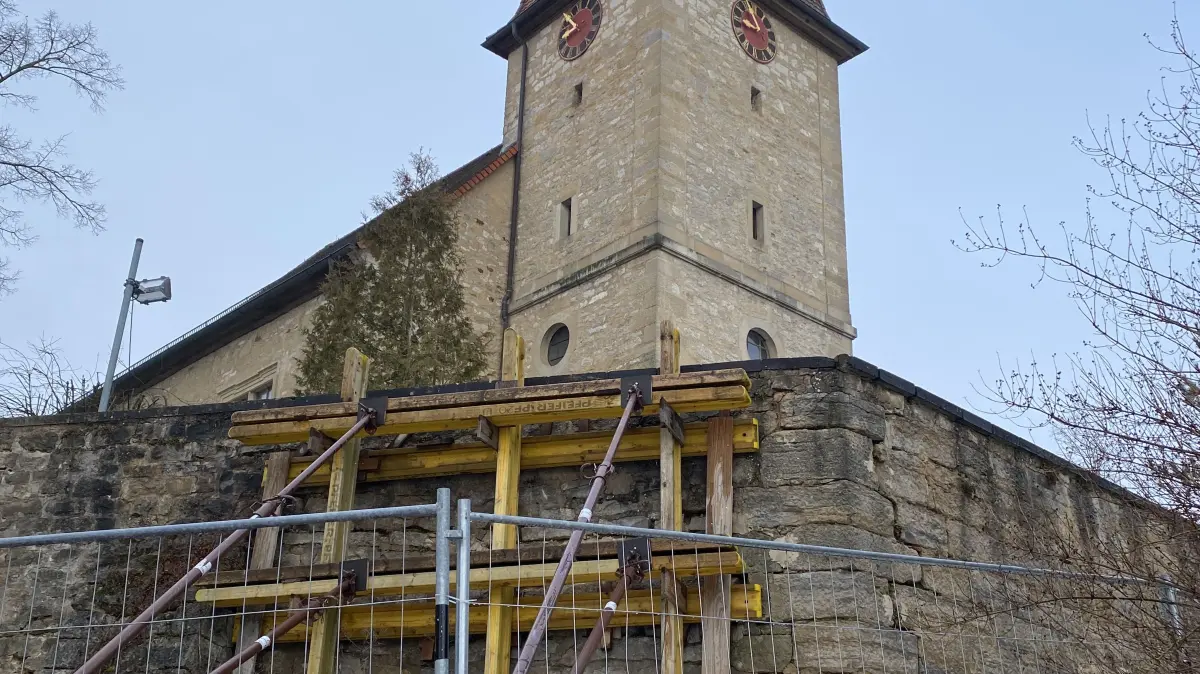 Die Kirchhofmauer in Roßfeld muss an einer Stelle bereits abgestützt werden.