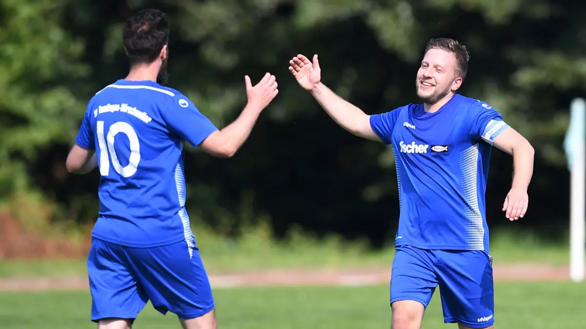 Fussball Kreisliga B 1 2021/2022: SV Guendringen - SGM Felldorf / Bierlingen: Vorsicht: Dieses Foto ist möglicherweise nur für den einstigen Verlag Schwäbisches Tagblatt verwendbar. Fussball Kreisliga B 1 2021/2022 05.09.2021
VfL Hochdorf - SV Tumlingen
JUBEL SV Tumlingen; Torschuetze Steven Rummer (re) klatscht Mark Lamparth (li) ab
FOTO: ULMER Pressebildagentur
xxNOxMODELxRELEASExx
