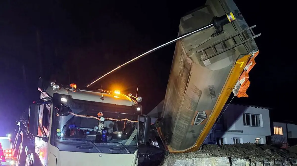 Am seidenen Faden: Die mit 23 Tonnen Wackersteinen beladene Mulde eines Lkw wurde nur noch von einem verbogenen Hydraulikzylinder gehalten.