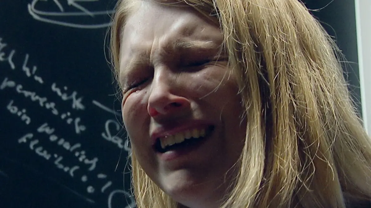 Lilly (Iris Mareike Steen) hatte bereits vor vielen Jahren Bulimie.