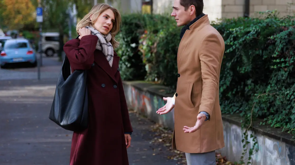Stella (Bettine Langehein) fragt sich, wie sie vorgeht, wenn Patrizia tatsächlich schuldig ist. Rechts Ringo (Timothy Boldt)