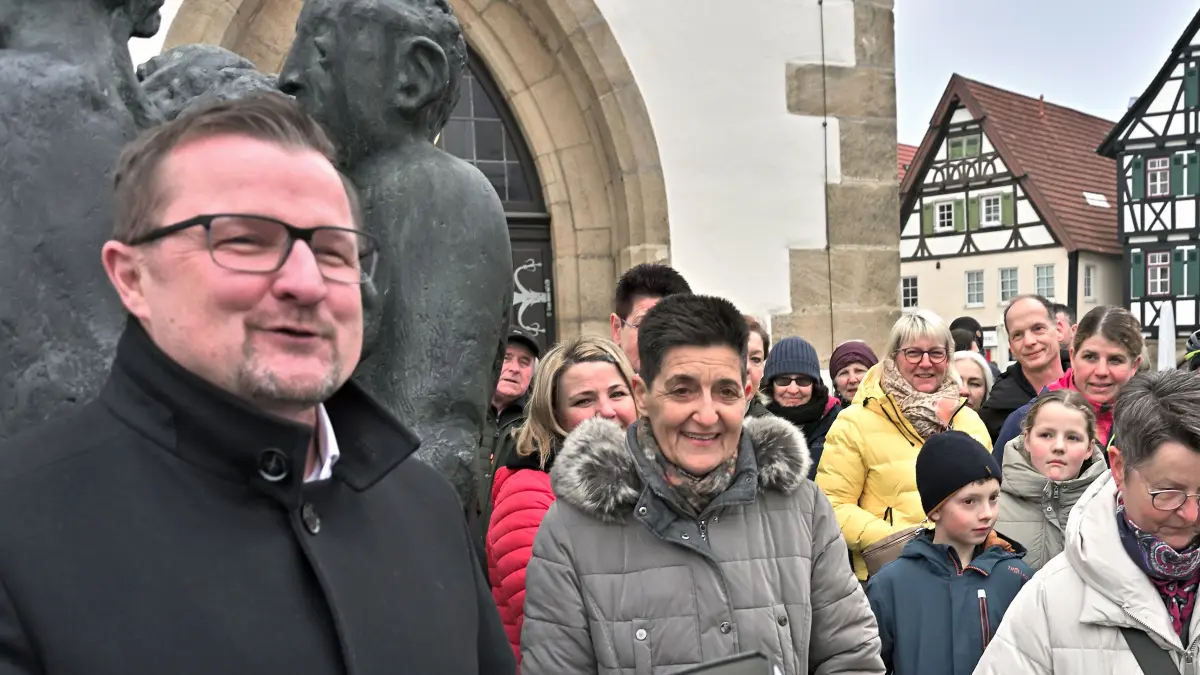 Auf dem Weg zum Referendum über die Stadtbahn-Trassierung: Bürgermeister Stefan Wörner nahm von der nebenstehenden IG-Sprecherin Cornelia Gekeler ein dickes Paket mit Unterschriften in Empfang.