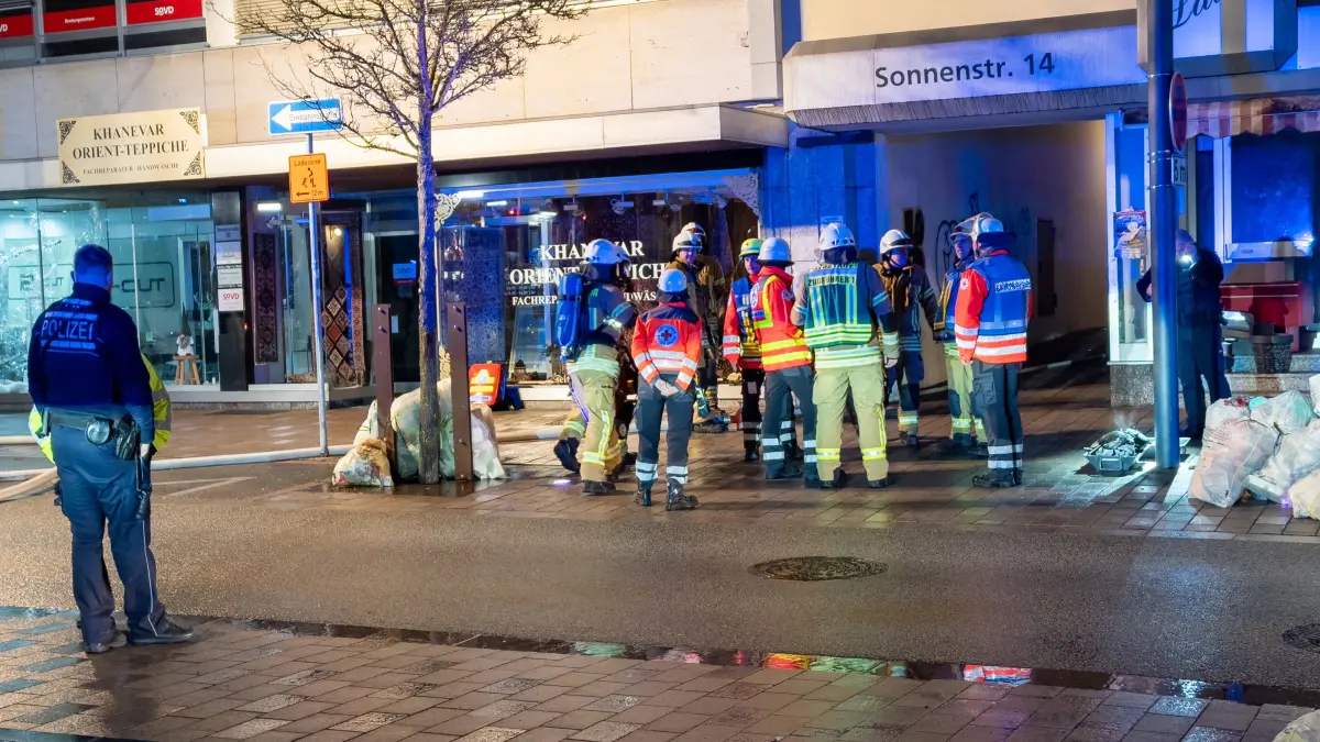 Feuerwehr, DRK und Polizei mussten am Dienstagabend zu einem Fettbrand nach Ebingen ausrücken.