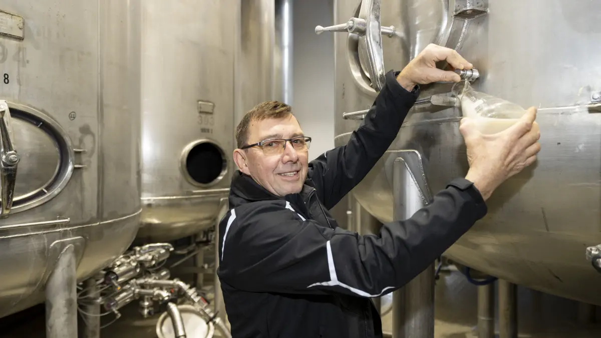 Aktivrente, Aktiv-Rente - Kaiser-Brauerei Kumpf - Ulrich Rink nimmt eine Probe am Reifetank. Der Braumeister arbeitet nun als 500-Euro-Kraft und war bis zu seiner Rente 49 Jahre im Betrieb tätig.