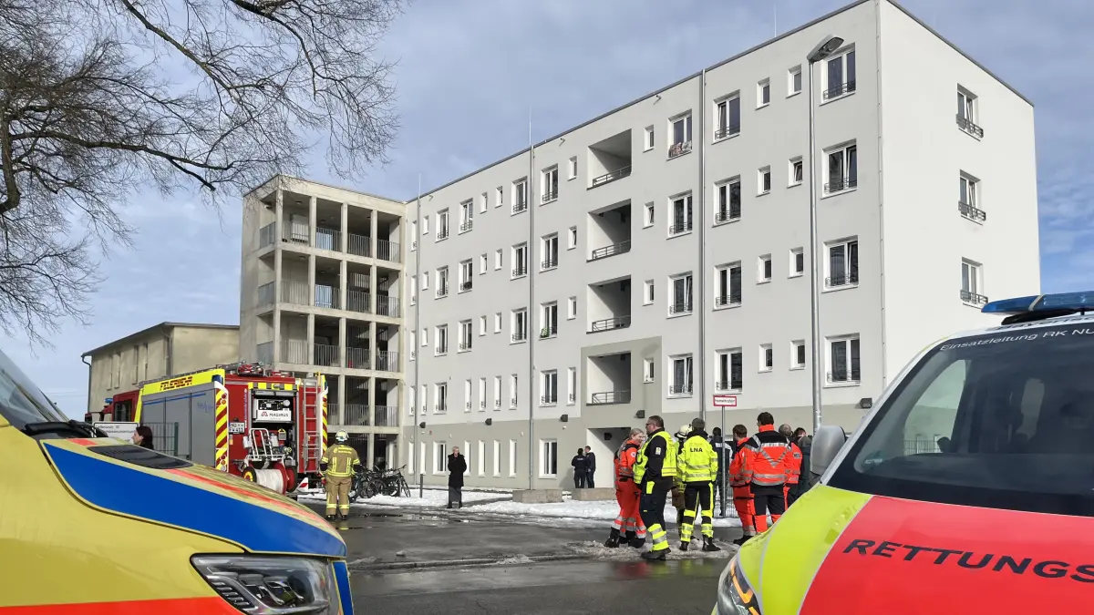 Als am Dienstag im Neu-Ulmer Nuißlheim brannte, war zunächst von einer großen Anzahl an Verletzten ausgegangen worden. Deshalb eilten zahlreiche Einsatzkräfte herbei.