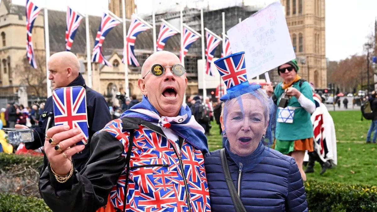 Auch das bahnte sich an, obwohl es neiamnd wahtrhaben wollte: Brexis-Anhänger feiern 2016 den EU-Austritt.