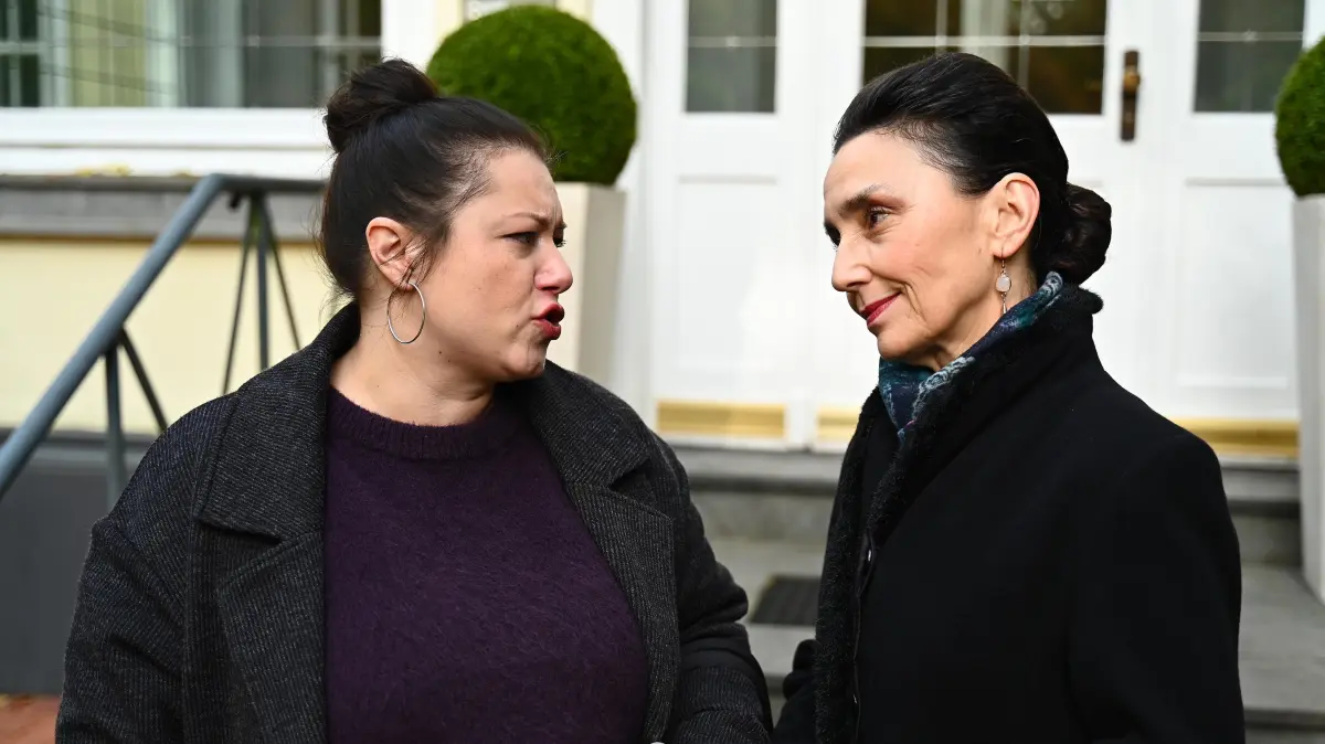 Vanessa (Julia Augustin, l.) muss nicht ins Gefängnis. Ihre Mama Simone (Tatjana Clasing) ist erleichtert.