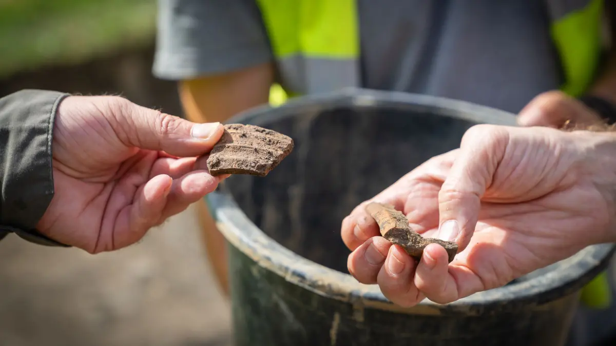 Dießen archäologische Ausgrabungen: Vorsicht: Dieses Foto ist möglicherweise nur für den einstigen Verlag Schwäbisches Tagblatt verwendbar. Keramikscherben, die in der Dießener Ausgrabungsstelle gefunden wurden - wann sie gebrannt wurden? Das weiß keiner, noch nicht. Sie gehören wahrscheinlich zu einer Konstruktion, die als Vorgänger eines Kachelofens gelten könnte. Bilder: Benjamin Breitmaier