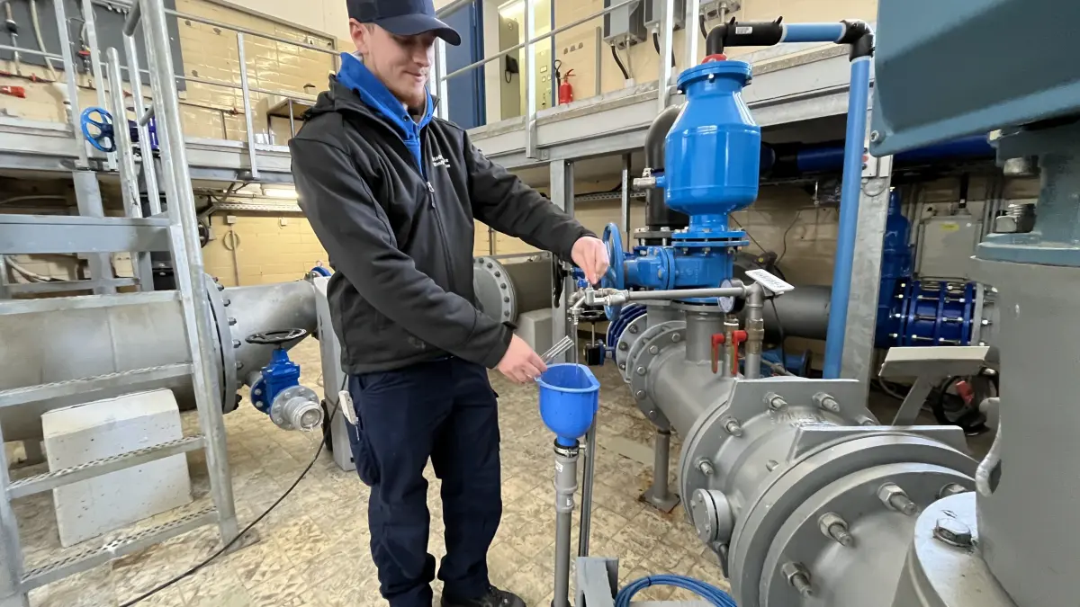 Leon Arendt, Wassermeister bei der SWU, entnimmt Wasser an einer Pumpe der Blaubeuren-Gerhauser Quellfassungen. Von hier möchte künftig auch die Landeswasserversorgung künftig einiges Wasser für ihre Kunden abpumpen.