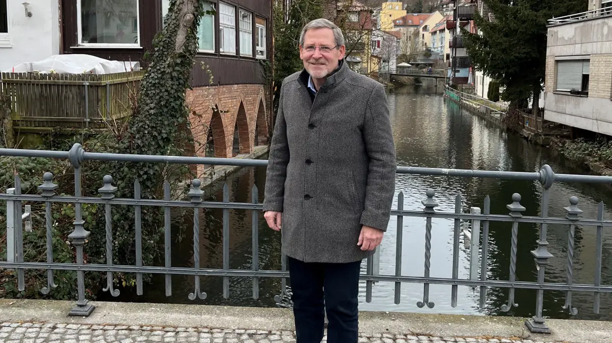 Martin Zerrinius, Vorsitzender des Kreisseniorenrats, weist darauf hin, dass Kopfsteinpflaster für Menschen beschwerlich sind, die auf einen Rollstuhl oder einen Rollator angewiesen sind.