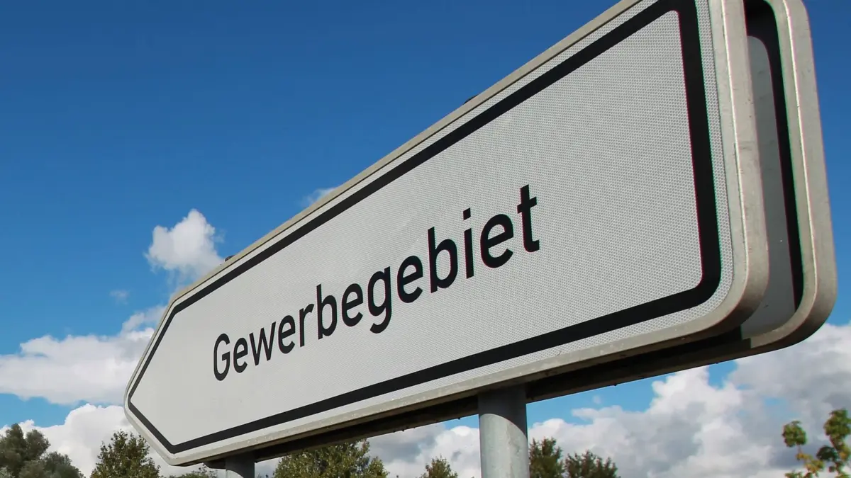 Hinweisschild „Gewerbegebiet“.: ARCHIV - 30.09.2010, Sachsen-Anhalt, Ebendorf: Hinweisschild mit der Aufschrift «Gewerbegebiet». (zu dpa: «Hessens Kommunen knacken Rekord bei Gewerbesteuer») Foto: Jens Wolf/dpa-Zentralbild/dpa +++ dpa-Bildfunk +++