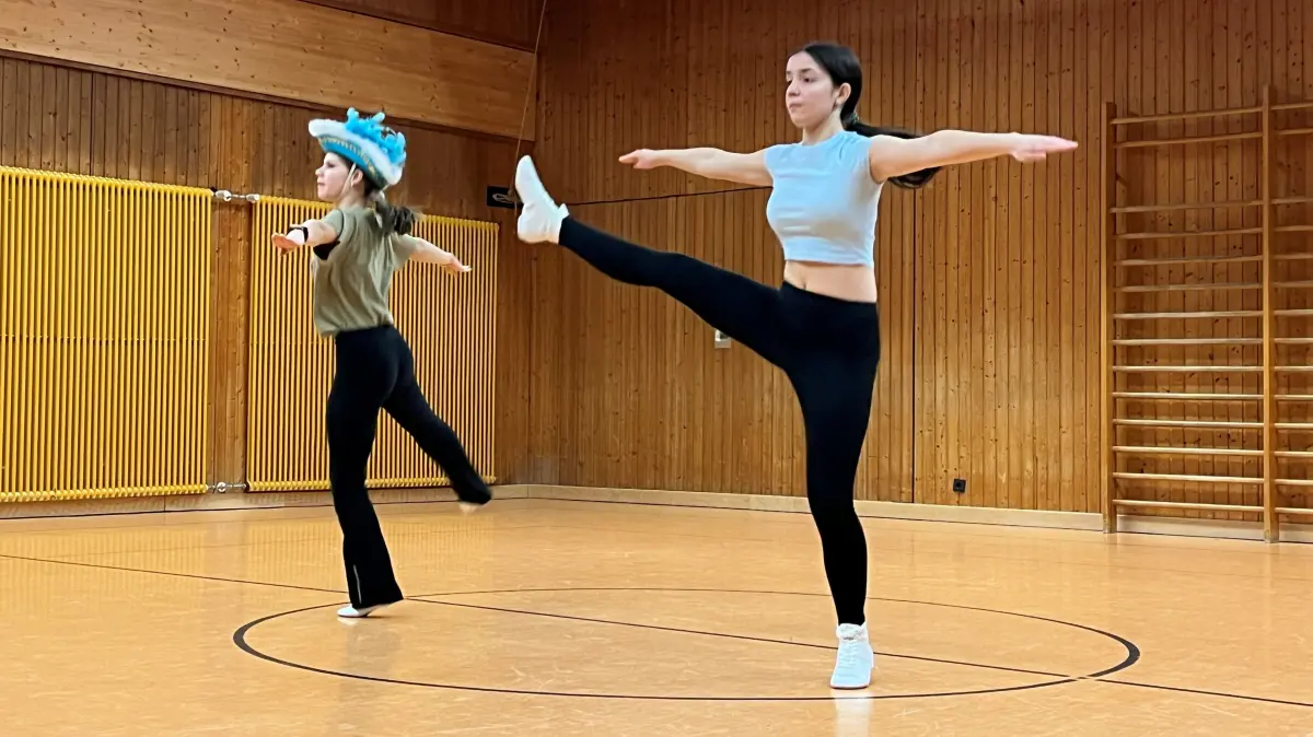 Die 13-jährigen Tanzmariechen Amelie (rechts) und Lea proben am Mittwochnachmittag für die Kleine Prunksitzung in Gaildorf am Samstag, 31. Januar 2026.