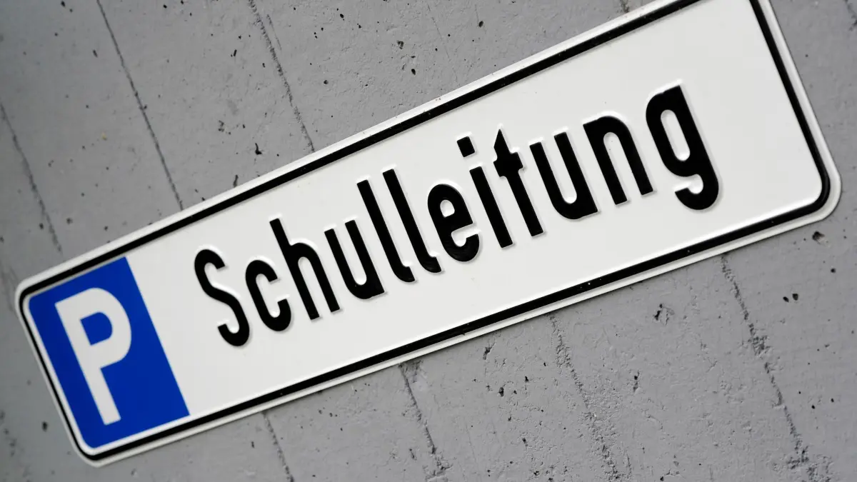 Mangel an Schulleitern: ARCHIV - 19.06.2012, Nordrhein-Westfalen, Köln: Ein Schild weist vor einer Schule auf einen für die Schulleitung reservierten Parkplatz hin. (zu dpa: «Grüne wollen Leitung einer Schule attraktiver machen») Foto: Marius Becker/dpa +++ dpa-Bildfunk +++