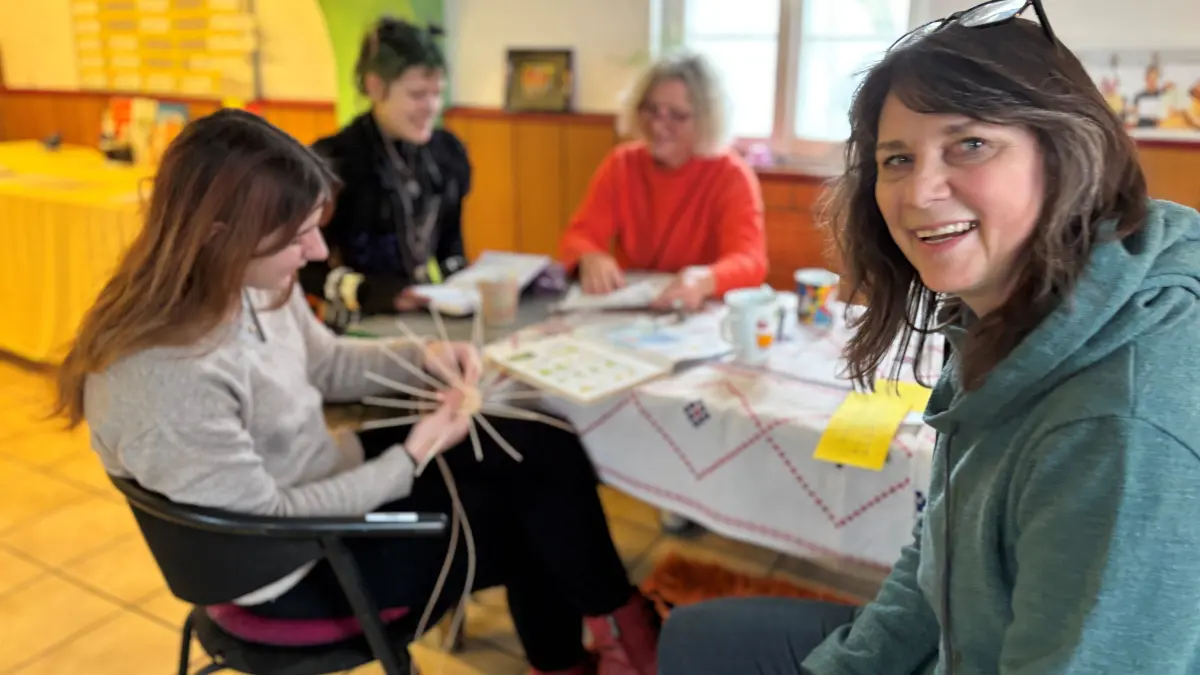 Lehrerin Kathleen Uttrodt zeigt die Räume in der "Villa" auf dem Gelände des Heimbacher Hof. Der Verein Lebendige Lernorte bietet Kindern, die aus verschiedenen Gründen derzeit keine Schule besuchen, eine Tagesstruktur und soll eine Rückkehr in das Bildungssystem ermöglichen.