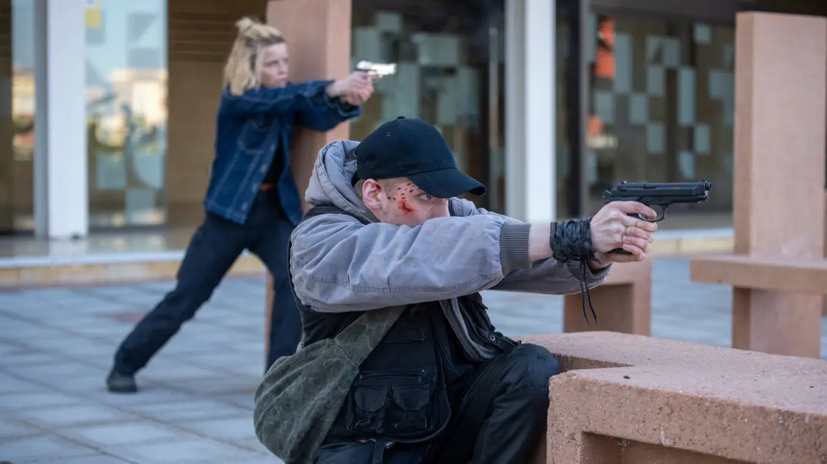 Maggie (Karoline Schuch) und Kai (Julius Gause) auf der Flucht vor Quito und seinen Helfern.
